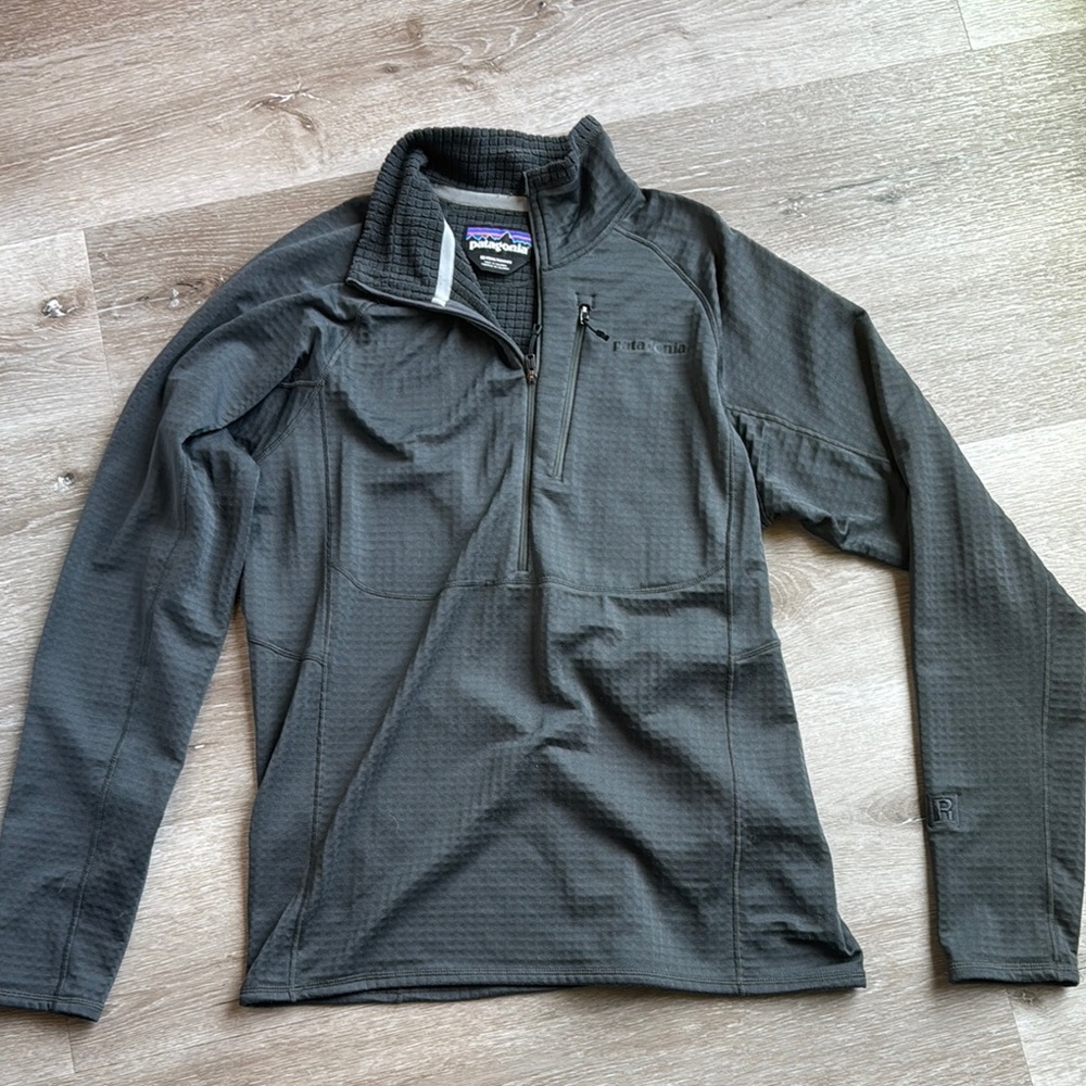 Patagonia Men's Charcoal Lightweight R 1 Quarter Zip
